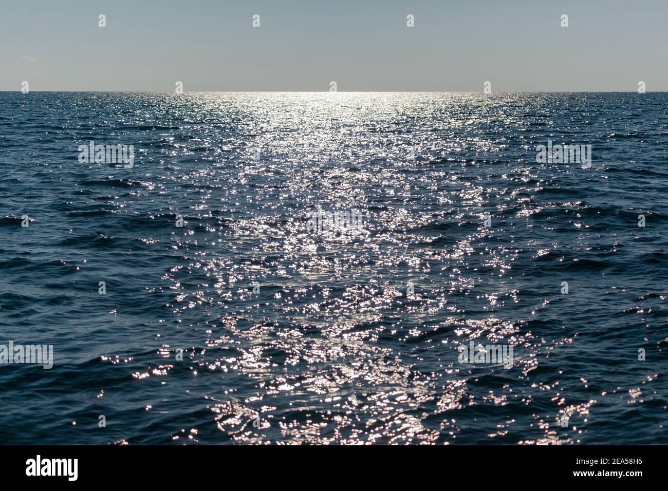 Blaues Meer mit sonnigem Glanz Stockfoto