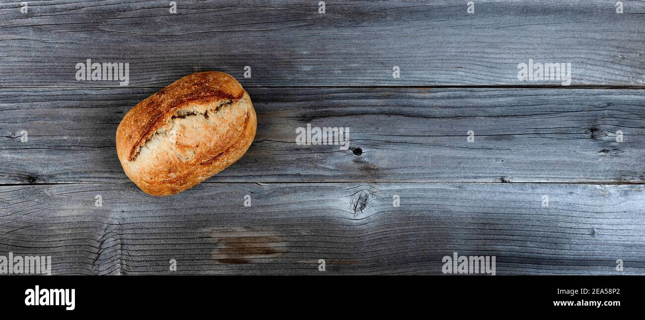 Blick von oben auf hausgemachten vollen Sauerteig Laib Brot auf Verwitterte Holzbretter Stockfoto