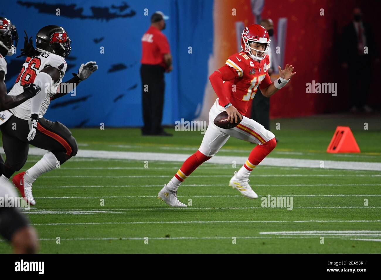 Tampa, Usa. Februar 2021, 07th. Kansas City Chiefs Patrick Mahomes (15) wird von Tampa Bay Buccaneers Ryan Jensen (66) im ersten Quartal des Super Bowl LV im Raymond James Stadium in Tampa, Florida am Sonntag, 7. Februar 2021 verfolgt. Foto von Kevin Dietsch/UPI Kredit: UPI/Alamy Live News Stockfoto