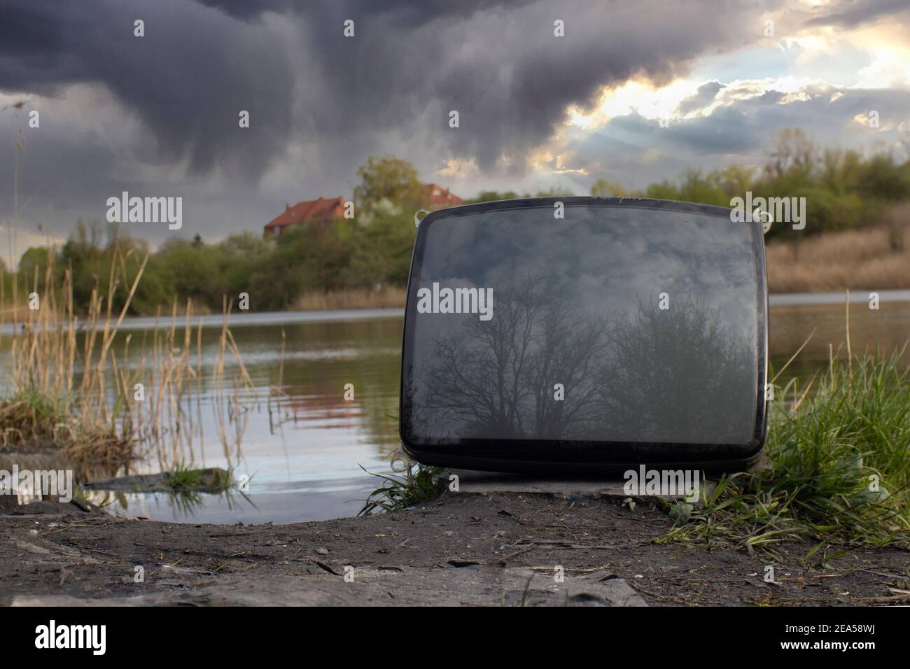 Alte Kathode Tube TV-Bilderröhre - die Umgebung übersät. Alte Fernsehbildröhre in den Müll geworfen. Ein seltsamer Anblick Stockfoto