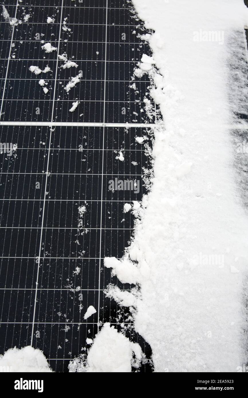 Photovoltaik-Panels mit Schnee bedeckt an einem verschneiten Tag tun Keine Energie für den Haushalt produzieren Stockfoto