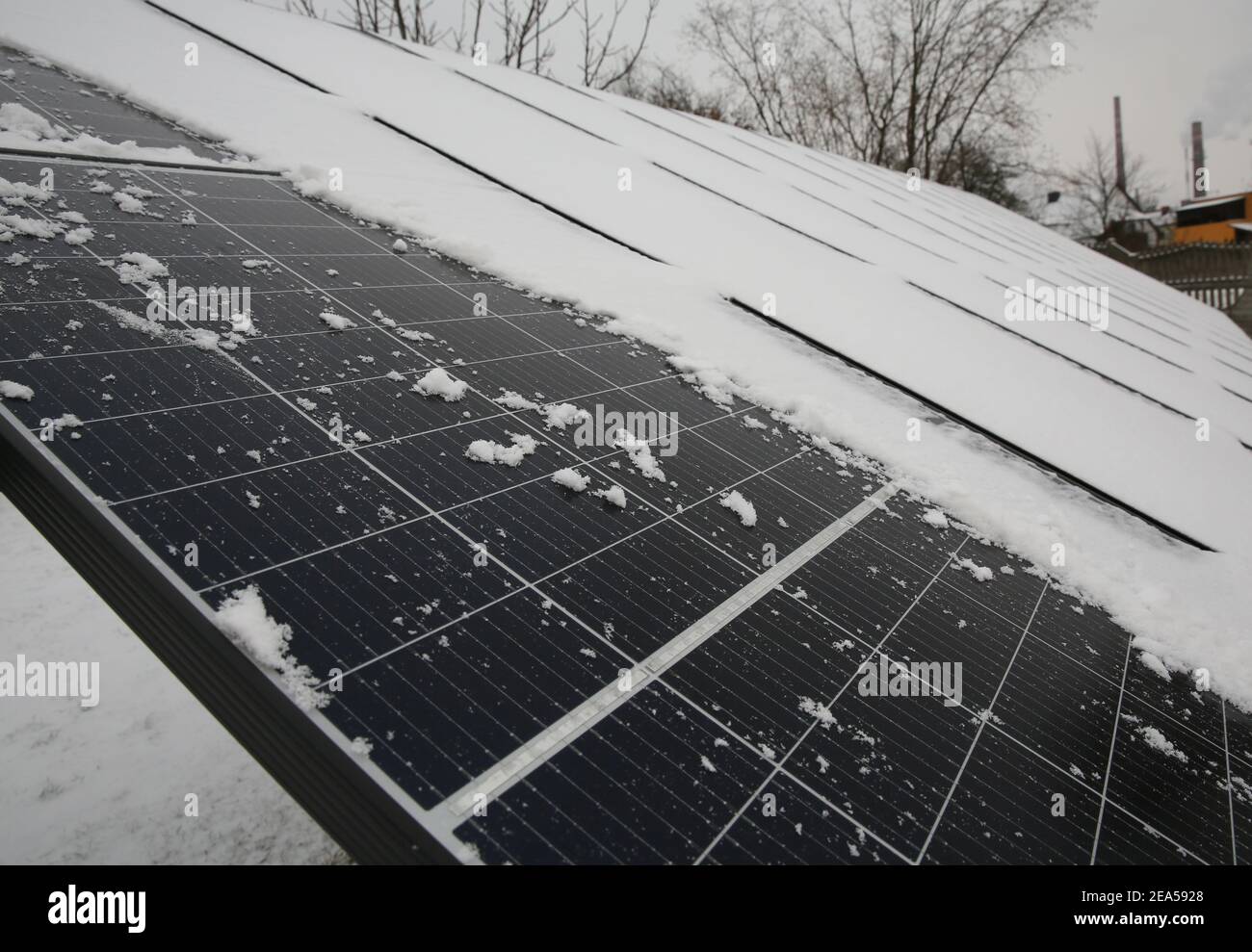 Photovoltaik-Panels mit Schnee bedeckt an einem verschneiten Tag tun Keine Energie für den Haushalt produzieren Stockfoto