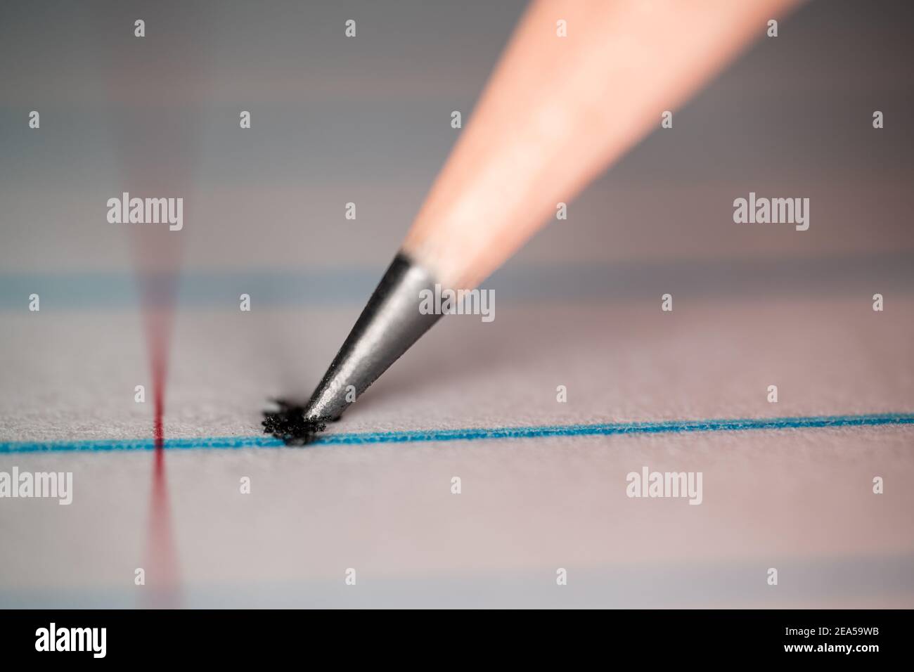 Nahaufnahme Makroaufnahme eines Graphitbleistifts auf Papier Das wird in blauen und roten Linien geregelt Stockfoto