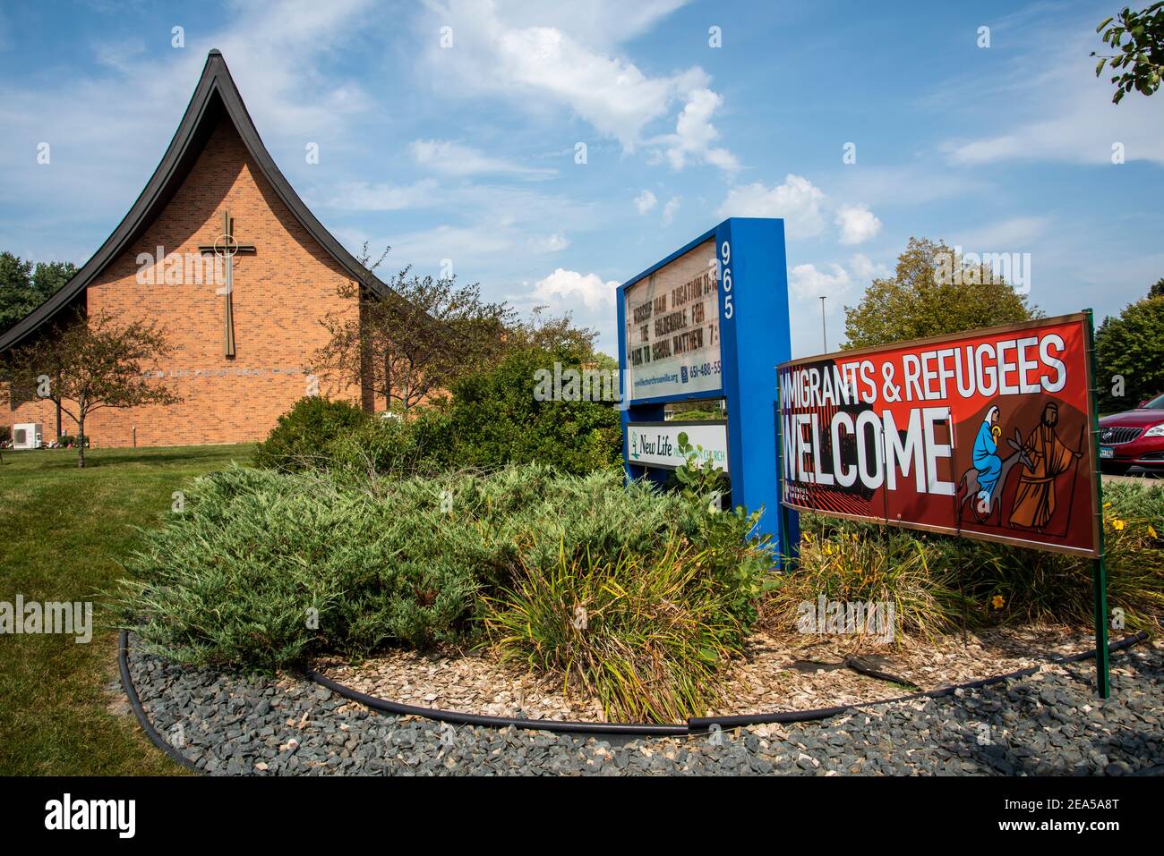 Roseville, Minnesota. Immigrant & Refugees Willkommensschild an der Ortskirche. Stockfoto