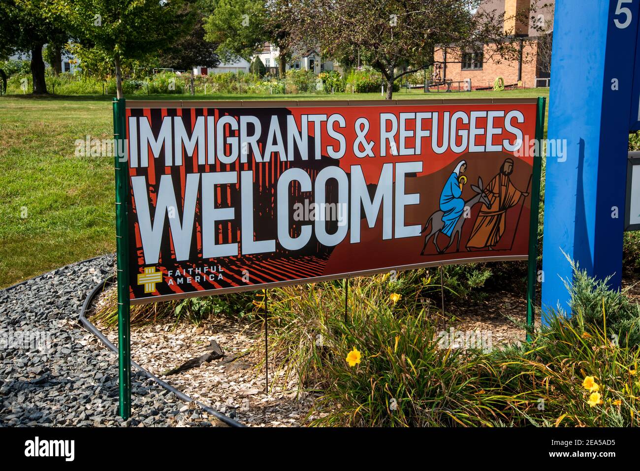 Roseville, Minnesota. Immigrant & Refugees Willkommensschild an der Ortskirche. Stockfoto