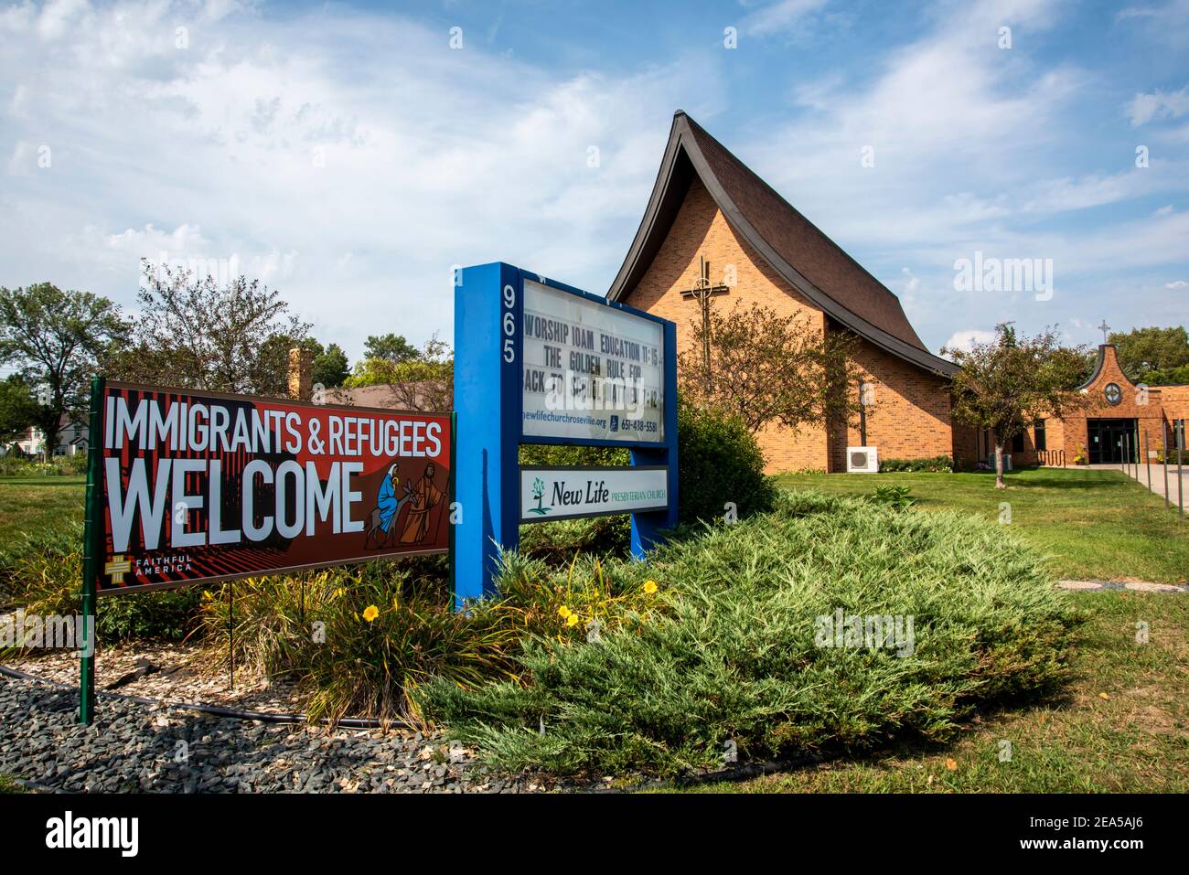Roseville, Minnesota. Immigrant & Refugees Willkommensschild an der Ortskirche. Stockfoto