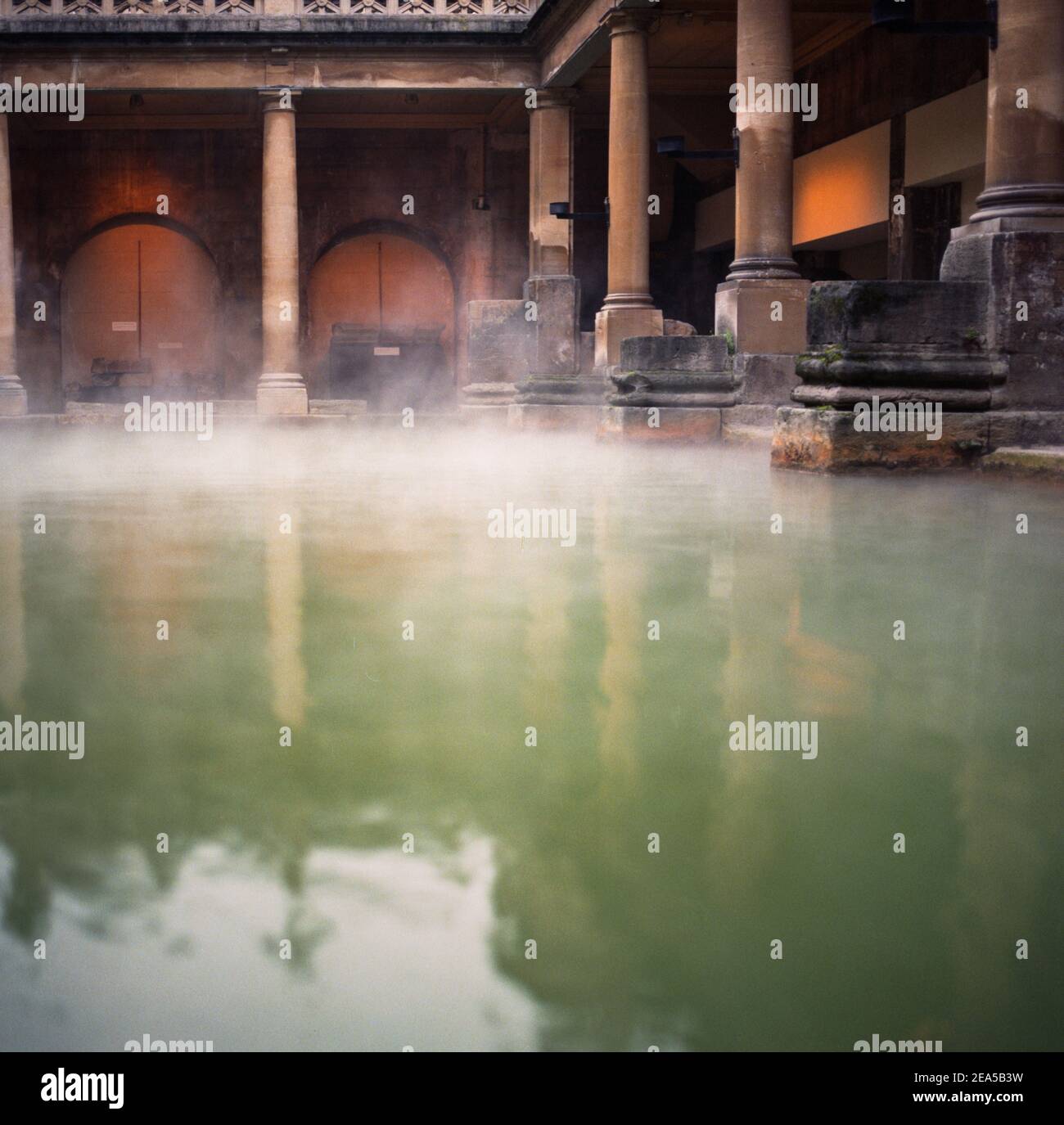 Die römischen Bäder sind eine gut erhaltene Therme in der Stadt Bath, Somerset, England Stockfoto