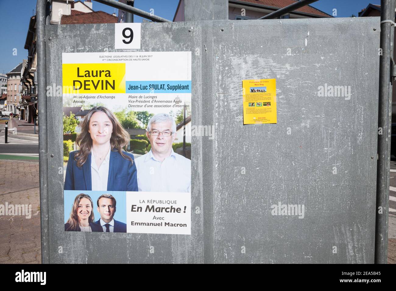 ANNEMASSE, FRANKREICH - JUNI 19,2017: Politisches Plakat für LREM für die französischen Parlamentswahlen 2017. LREM, oder La Republique en marche ist ein Zentrum rechts Stockfoto