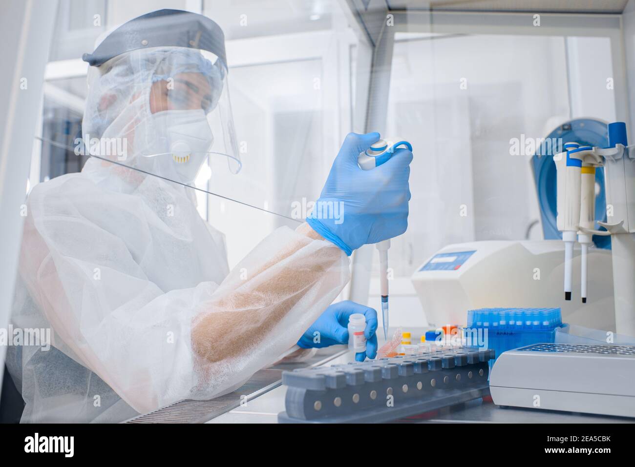 Laborassistent im Schutzanzug und Maske in einem Modernes prc-Labor Stockfoto