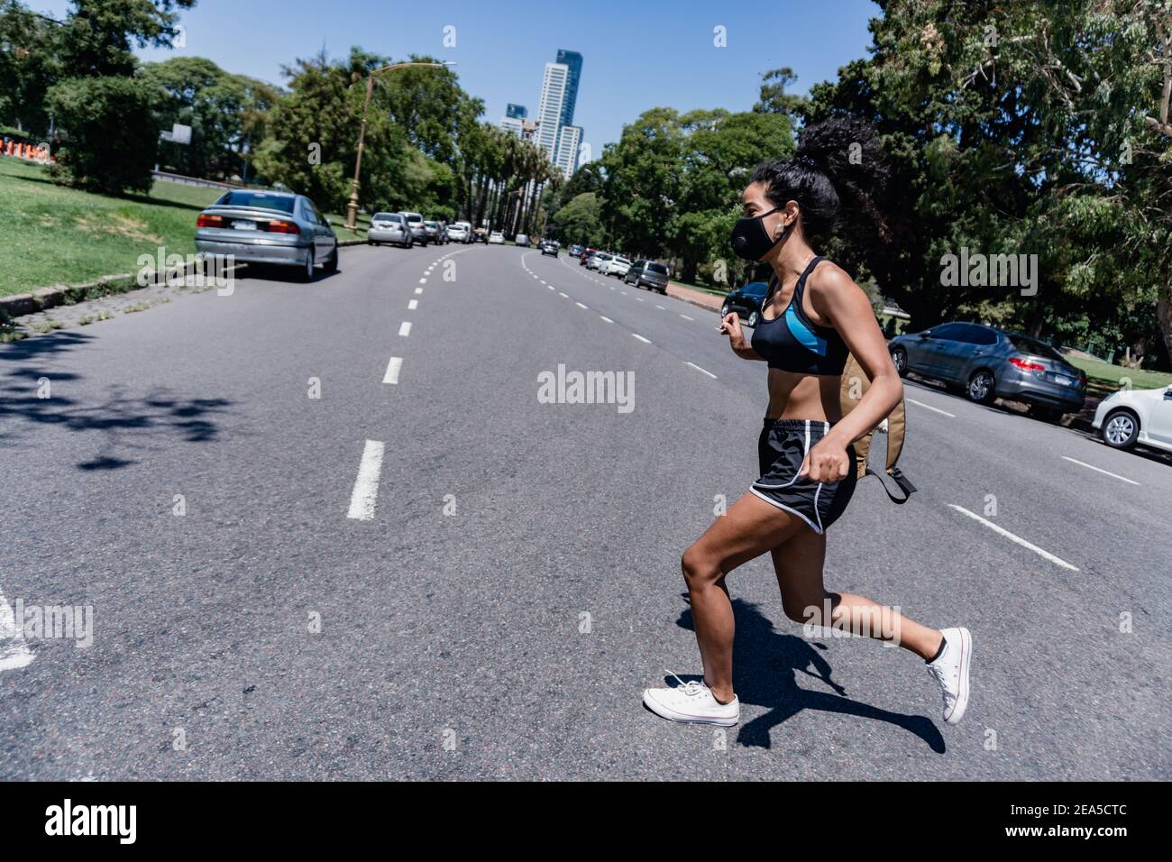 Afro-Nachkomme Frau läuft durch die Straßen der Bosques de palermo - Buenos Aires - Argentinien, trägt Sportkleidung. Stockfoto