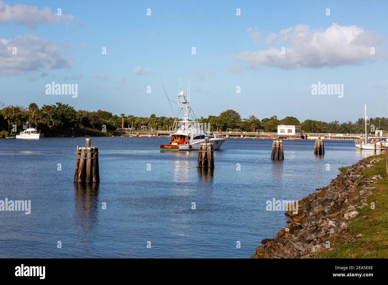 Ein Fischerboot nähert sich der St. Lucie Lock and Dam auf dem St. Lucie River in der Nähe von Stuart, Florida, USA. Stockfoto