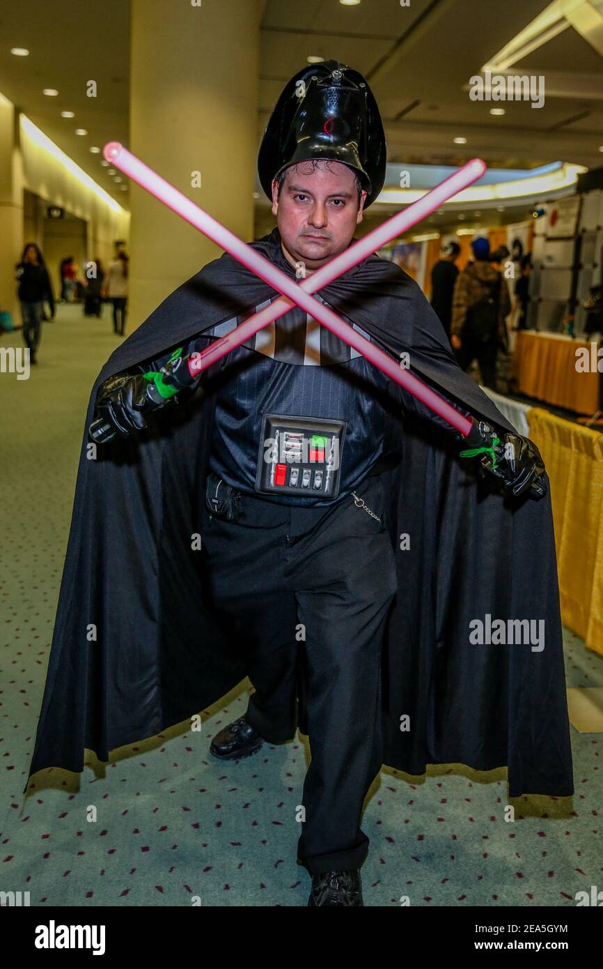 Ein Mann gekleidet als Darth Vader hält zwei Lichtschwerter aus Star Wars Movie.Toronto comicon ist ein jährliches Comic-und Popkultur-Convention im Metro Toronto Convention Center statt. Stockfoto