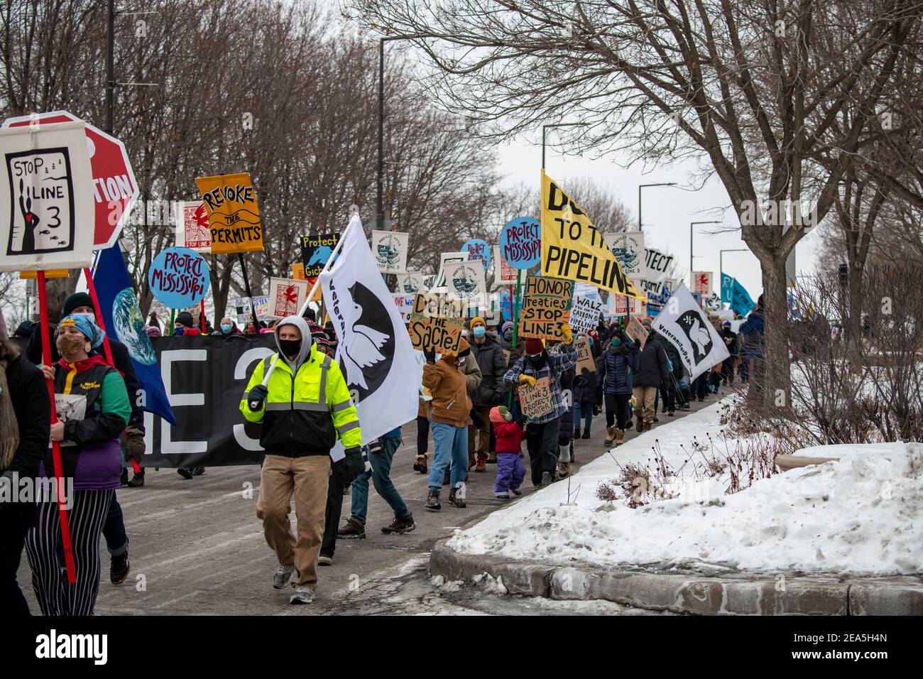 St. Paul, Minnesota. Indigene Gruppen und Gegner des Enbridge Energy Line 3 Ölpipeline-Austauschprojekts protestieren gegen seinen Bau Stockfoto