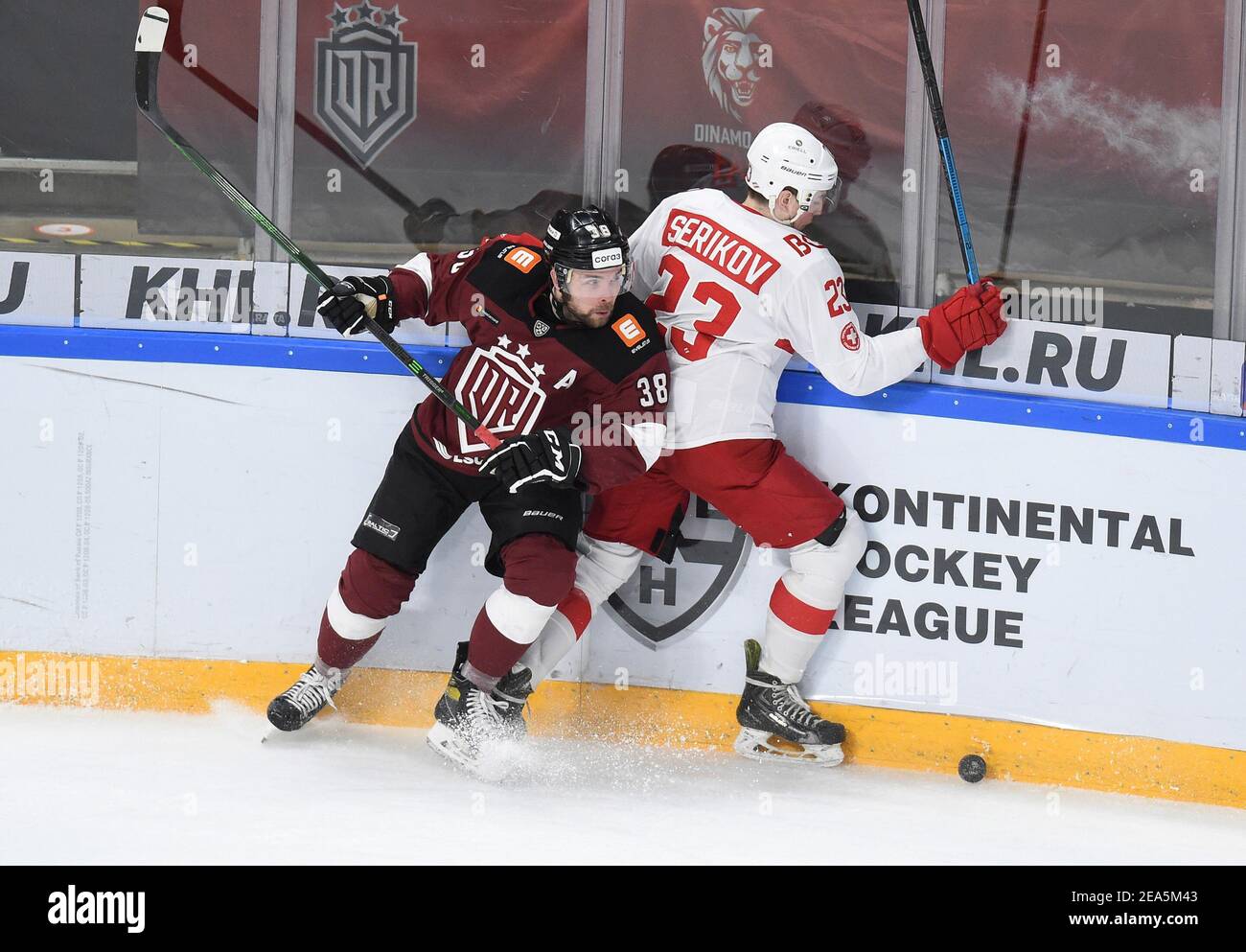 Riga Lettland Februar 2021 7th Roberts Bukarts L Von Dinamo Riga Steht Mit Dem Moskauer Artyom Serikov Von Spartak Wahrend Des Eishockeyspiels Der Kontinental Hockey League Khl 2020 2021 In Riga Lettland Am