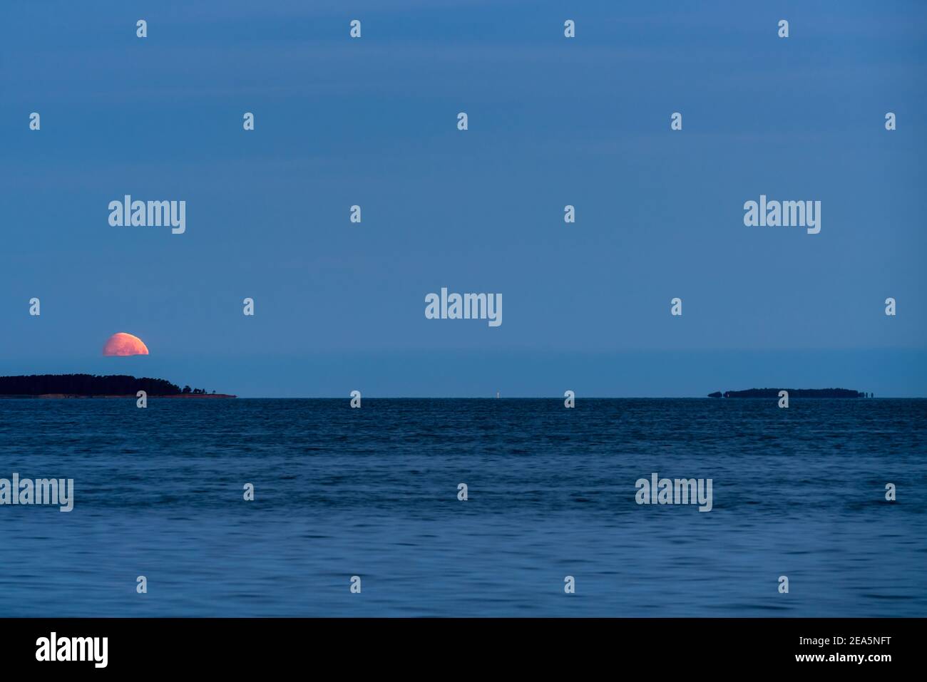 Aufgehender Mond von Mustasaari, Pyhtää, Finnland Stockfoto