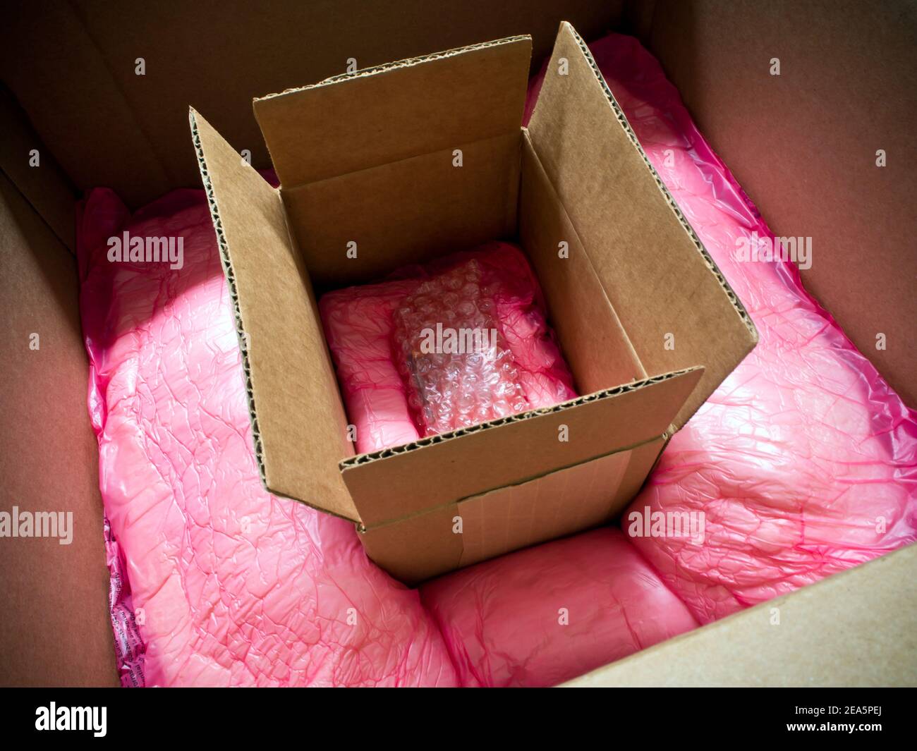 Kleinwaren in der doppelten Transportbox Stockfoto