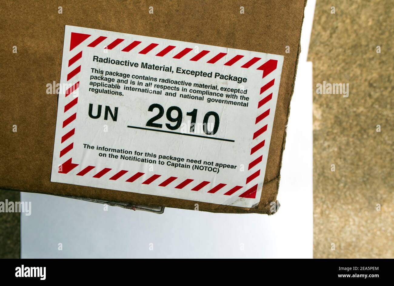 Das UN-Nummernschild für radioaktives Material, ausgenommenes Paket Stockfoto