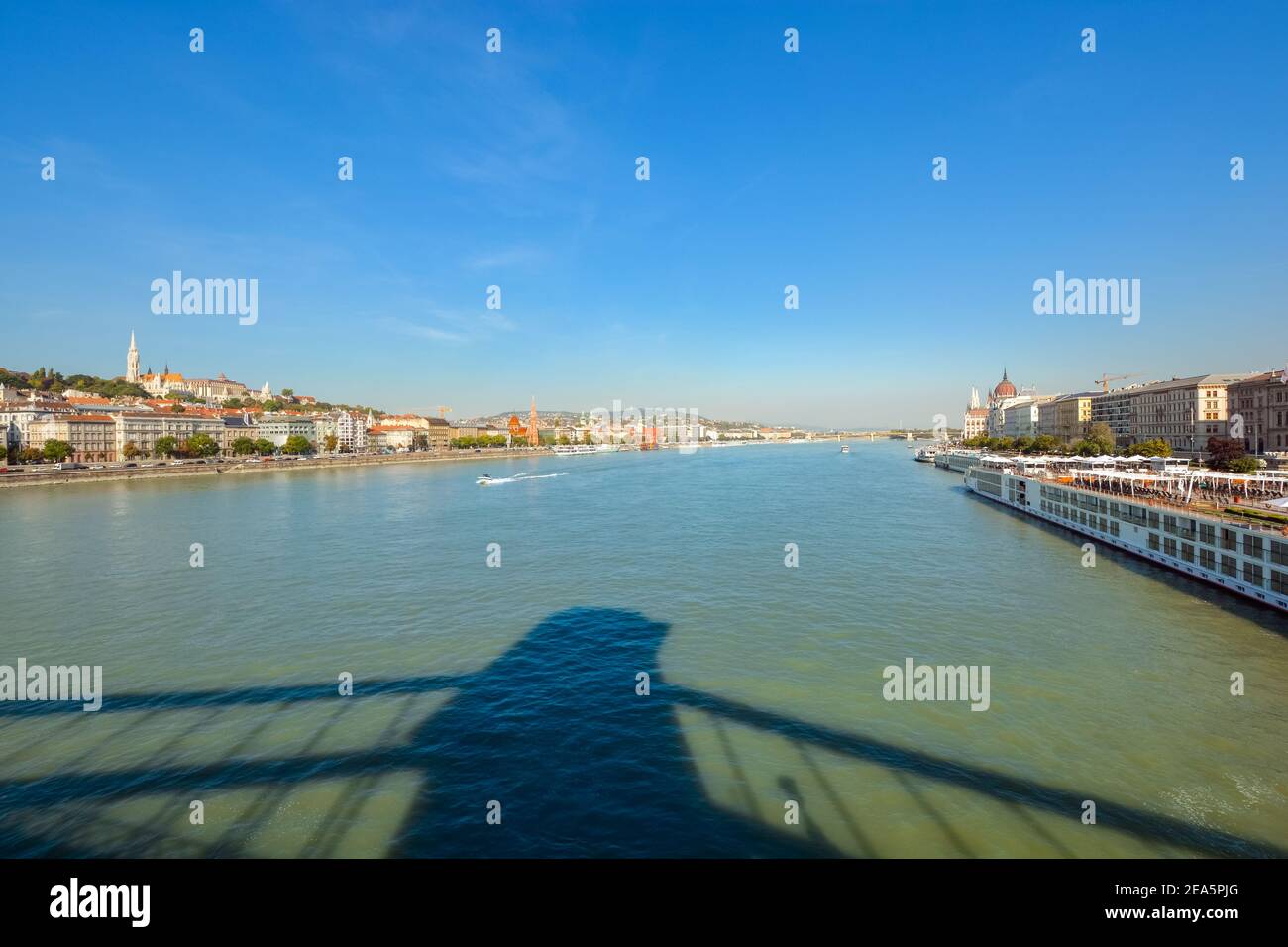 Blick auf die Stadtteile Buda und Pest auf beiden Seiten der Donau von der Kettenbrücke aus, mit dem Parlamentsgebäude und der Budaer Burg im Blick. Stockfoto