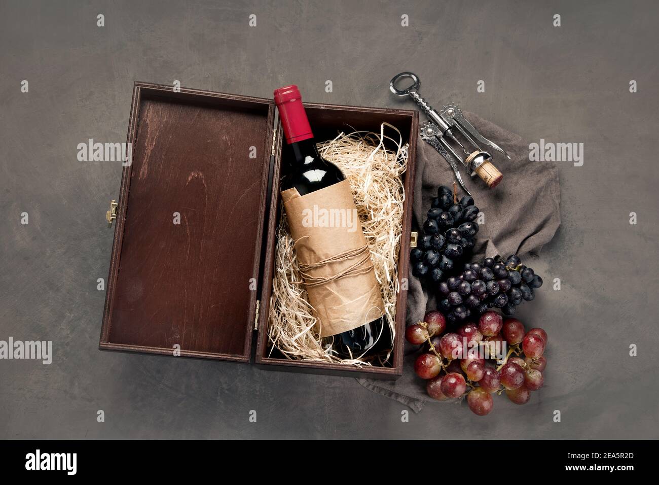 Auswahl an Weinen und Snacks. Verschiedene Arten von Trauben. Frische Zutaten auf Holzhintergrund. Draufsicht Stockfoto