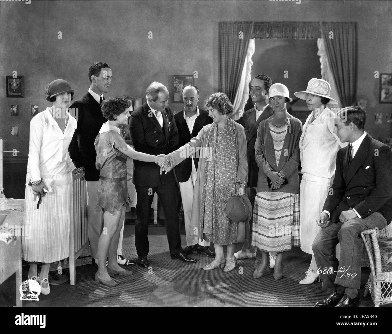 MARY PICKFORD und andere nicht identifizierte Besucher am Set offen mit BETTY BRONSON in Kostüm wird von Regisseur HERBERT BRENON während der Dreharbeiten von PETER PAN 1924 Stück James M. Barrie Drehbuch Willis Goldbeck Famous Players - Lasky Corporation / Paramount Pictures vorgestellt Stockfoto