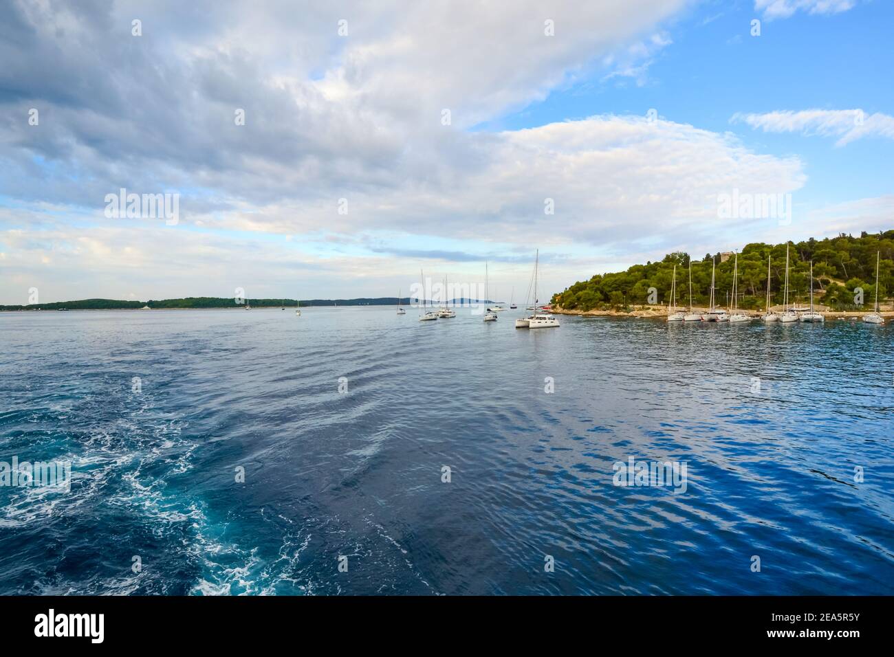 Boote im Hafen und in der Bucht einer kleinen Insel in der Nähe von Hvar, Kroatien an der Dalmatiner Küste der Adria. Stockfoto