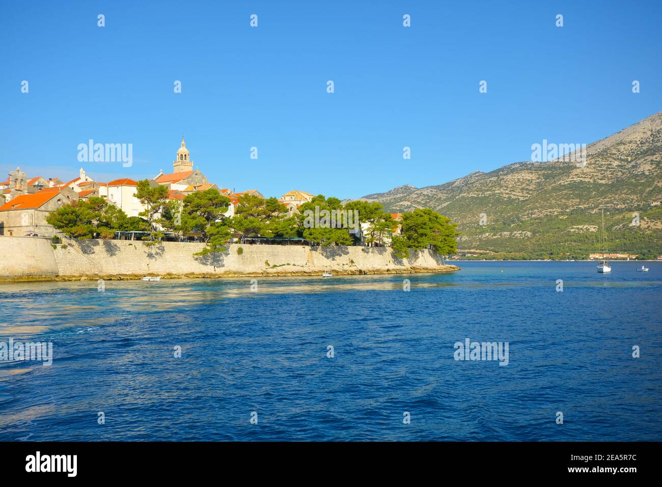 Blick von der Adria auf die Insel Korcula, Kroatien, an der dalmatinischen Küste an einem sonnigen Sommertag. Stockfoto