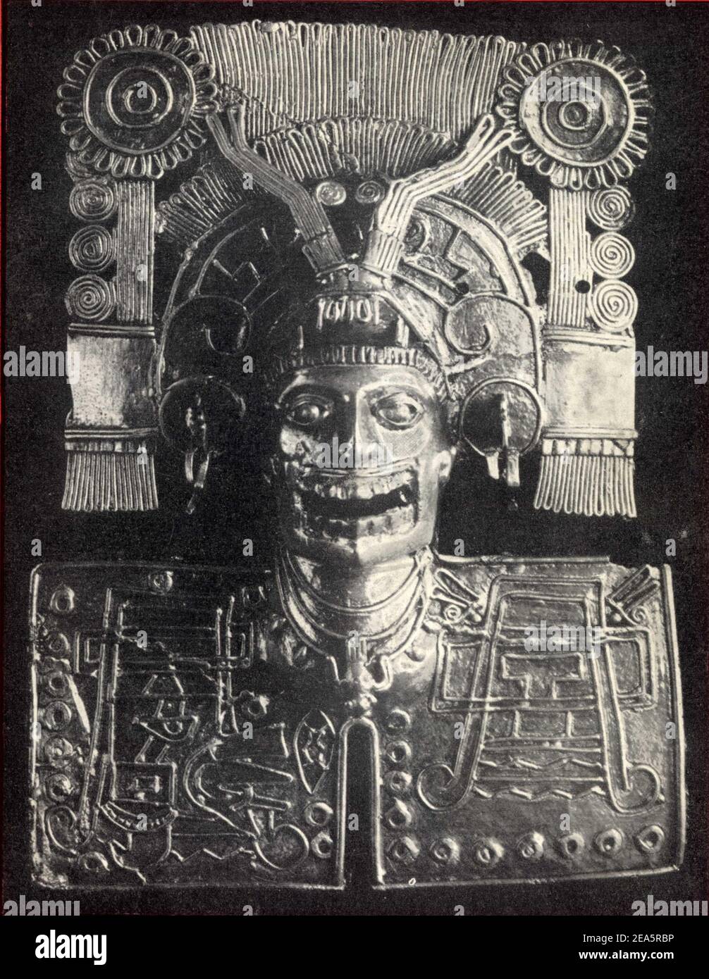 Art mexicain.Personnage masculin avec une bouche ouverte et les cornes sur la tête. Grand pectoral. Stockfoto