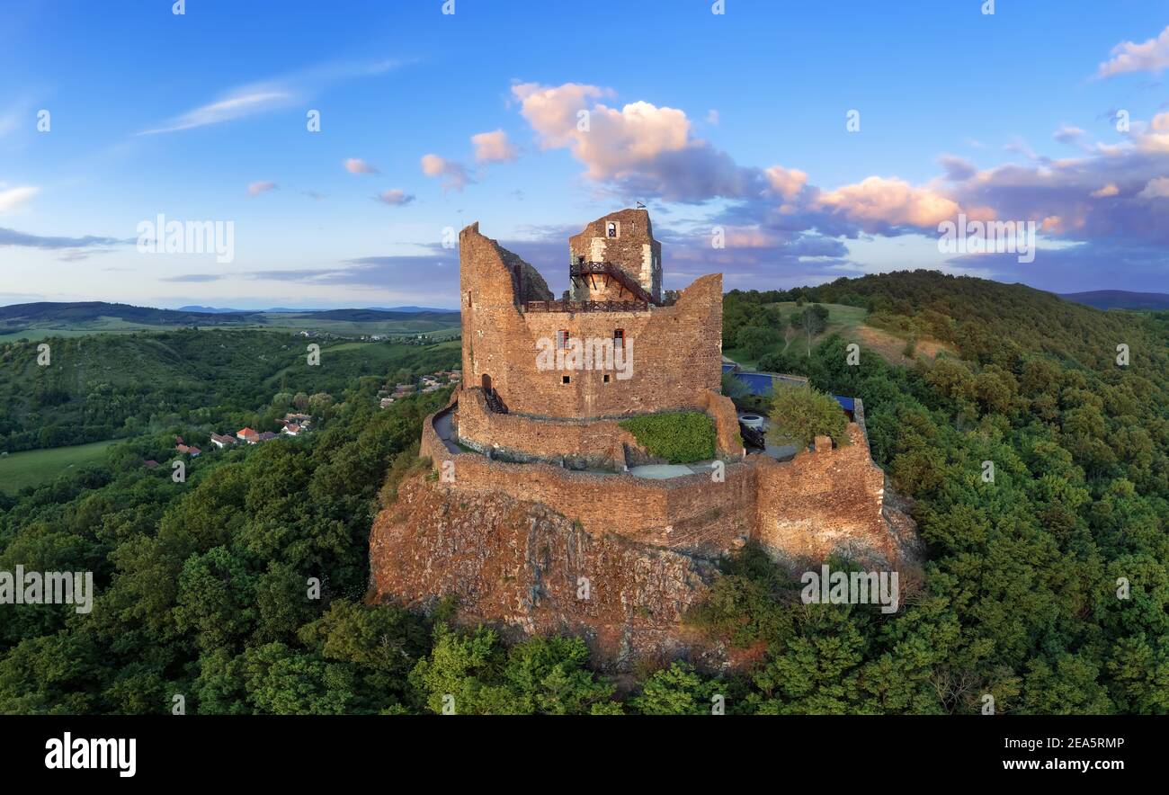 Holloko Schloss in Ungarn. Diese historische mittelalterliche Burgruine befindet sich in den Hügeln von Cserhat. Ein Teil des UNESCO-Weltkulturerbes. Berühmte Touristenattraktionen Stockfoto