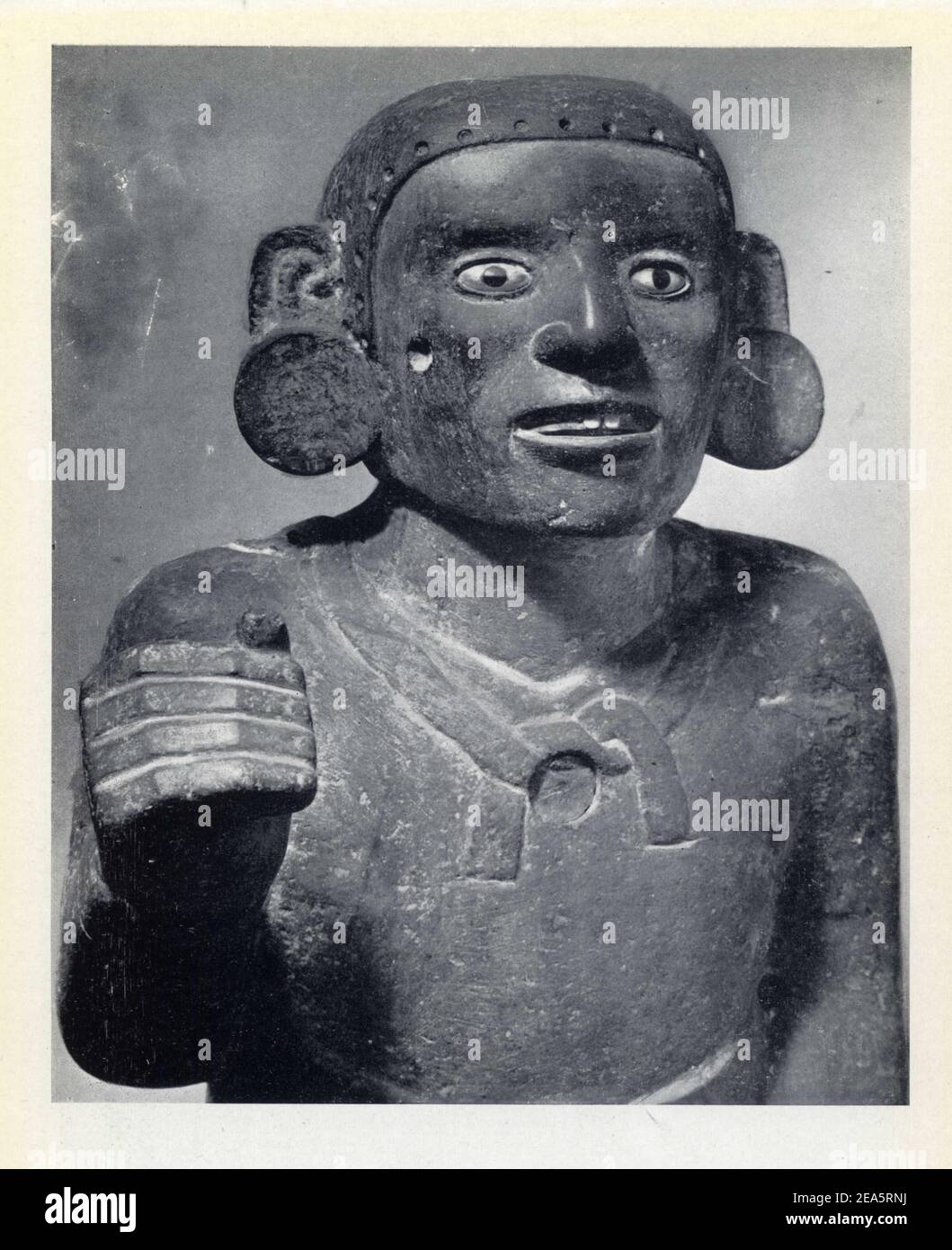 Art mexicain.Xiuhtecuhtli,dieu du feu.Chevelure indiquée.traits du visage réalistes.Yeux et Dents Incrustés de pyrite et de nacre,ornements d'oreilles Stockfoto