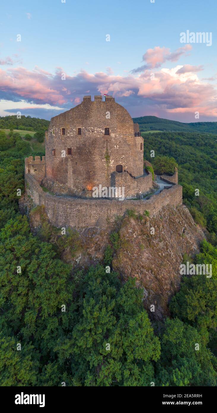 Holloko Schloss in Ungarn. Diese historische mittelalterliche Burgruine befindet sich in den Hügeln von Cserhat. Ein Teil des UNESCO-Weltkulturerbes. Berühmte Touristenattraktionen Stockfoto
