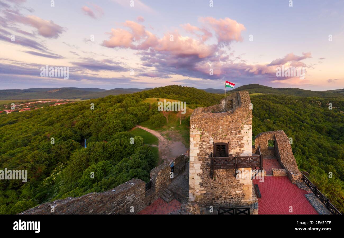 Holloko Schloss in Ungarn. Diese historische mittelalterliche Burgruine befindet sich in den Hügeln von Cserhat. Ein Teil des UNESCO-Weltkulturerbes. Berühmte Touristenattraktionen Stockfoto