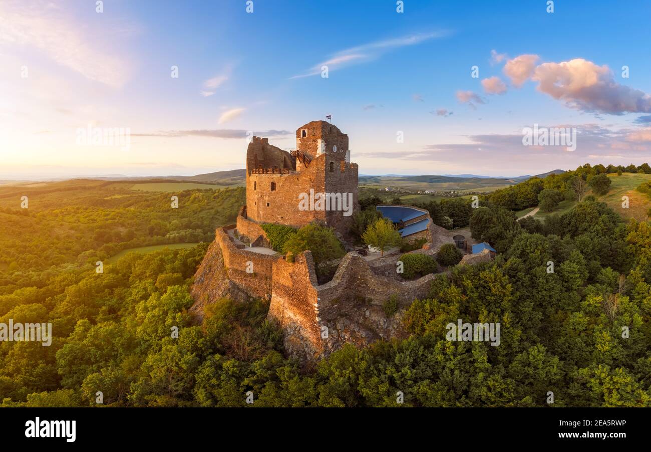 Holloko Schloss in Ungarn. Diese historische mittelalterliche Burgruine befindet sich in den Hügeln von Cserhat. Ein Teil des UNESCO-Weltkulturerbes. Berühmte Touristenattraktionen Stockfoto