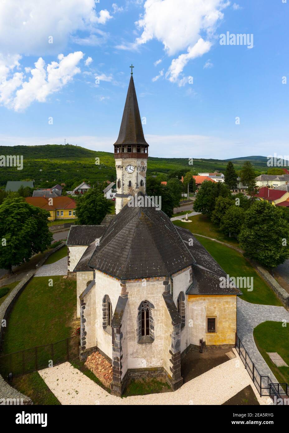 Luftbild über die Kirche der Himmelfahrt in Gyongyospata Ungarn. Historisches religiöses Denkmal. Erbaut im 12th. Jahrhundert rumänischen Barock und bekam Stockfoto