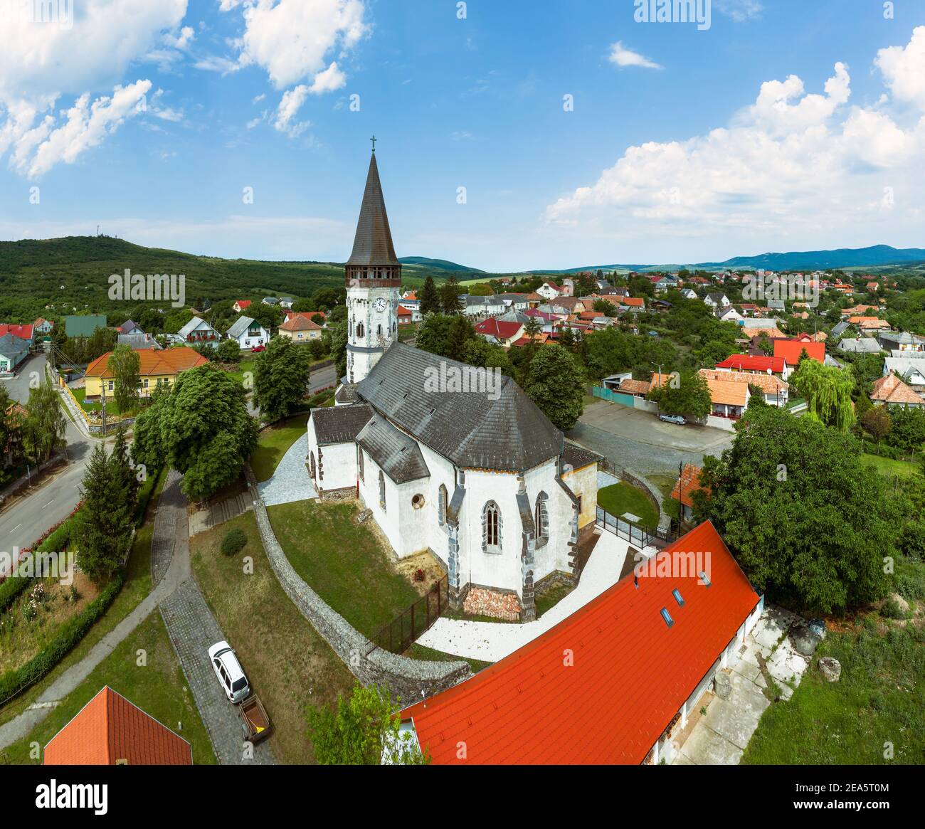 Luftbild über die Kirche der Himmelfahrt in Gyongyospata Ungarn. Historisches religiöses Denkmal. Erbaut im 12th. Jahrhundert rumänischen Barock und bekam Stockfoto