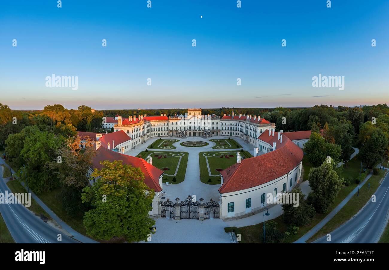 Der Esterhazy Palast in der Nähe von Sopron in Fertod, Hunary. Berühmter historischer Palast mit schönem Garten und großem Wald. Ungarisches historisches Erbe. Stockfoto