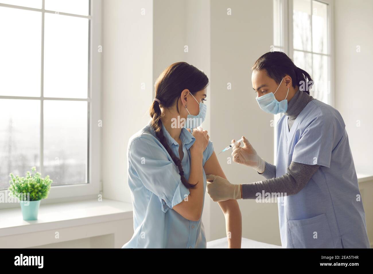 Junge Patienten, die während der saisonalen Impfkampagne einen antiviralen Impfstoff erhalten Stockfoto