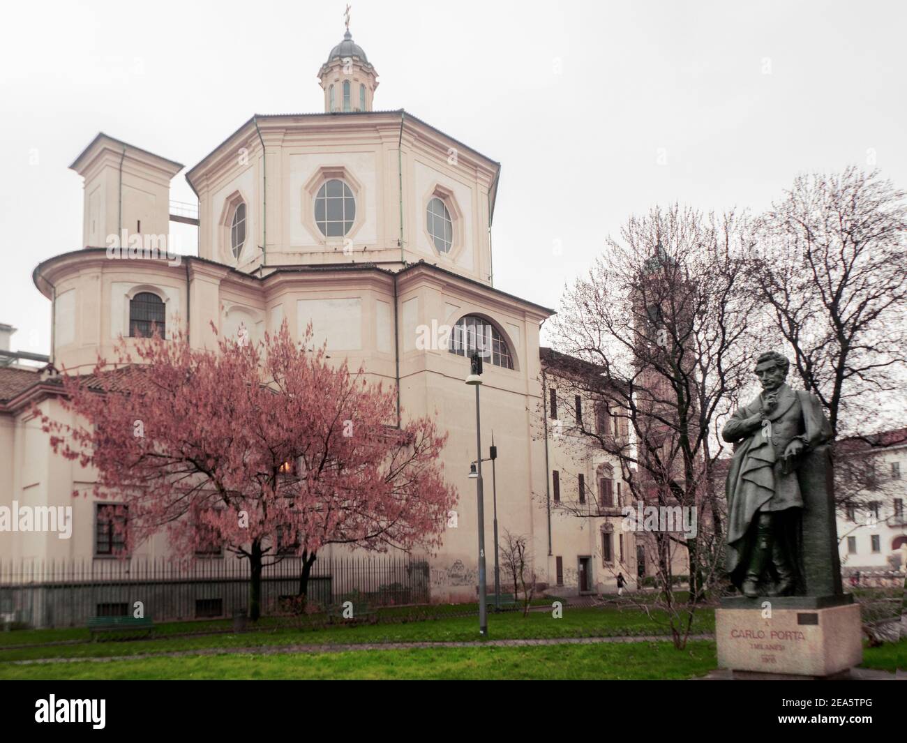 Statue des Dichters Carlo Porta im Stadtzentrum mit der Kirche San Bernardino alle Ossa im Hintergrund.Mailand, Lombardei, Italien. Stockfoto