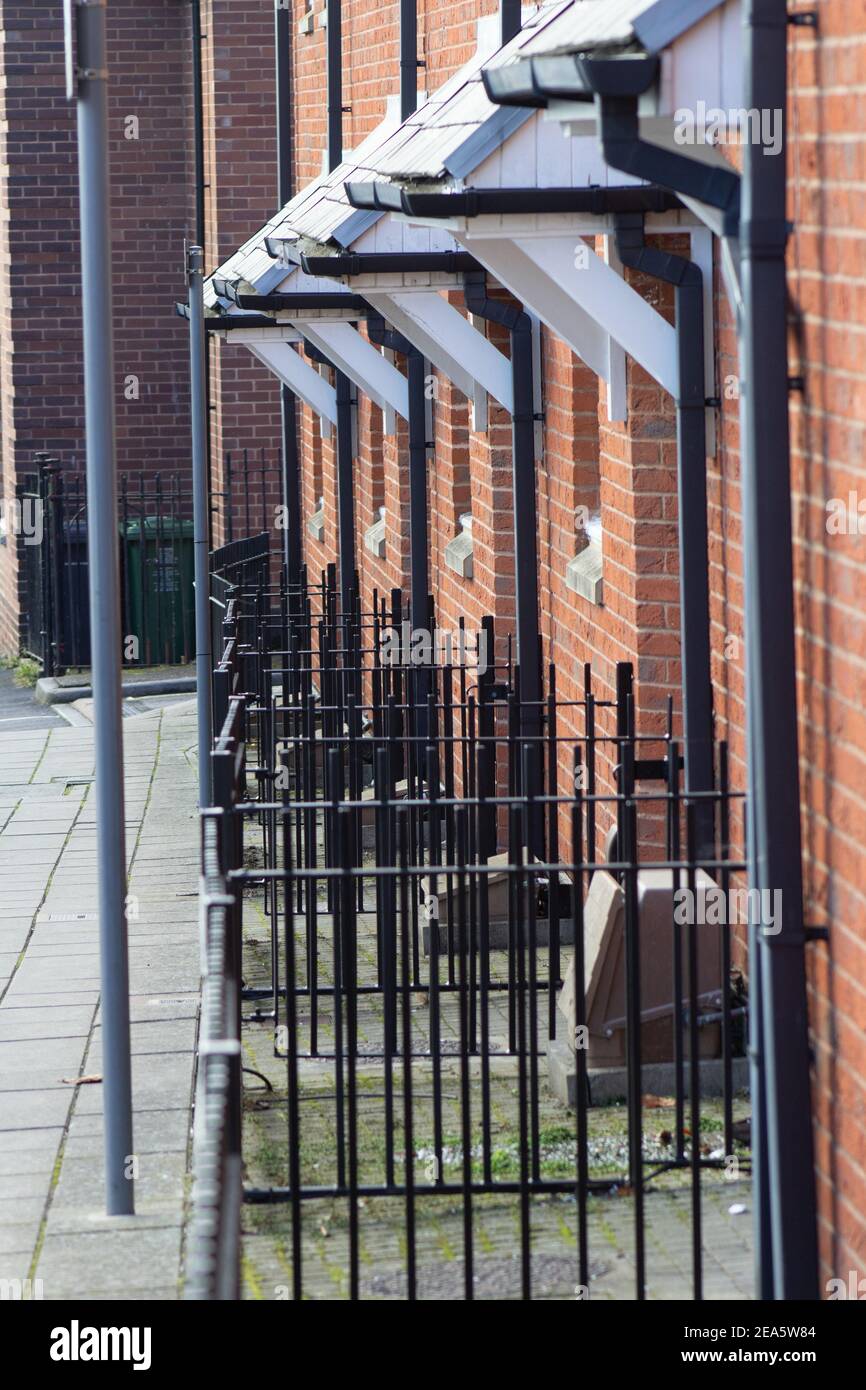 Stadtgeländer neben der Straße mit Dächern und Dachrinnen Stockfoto