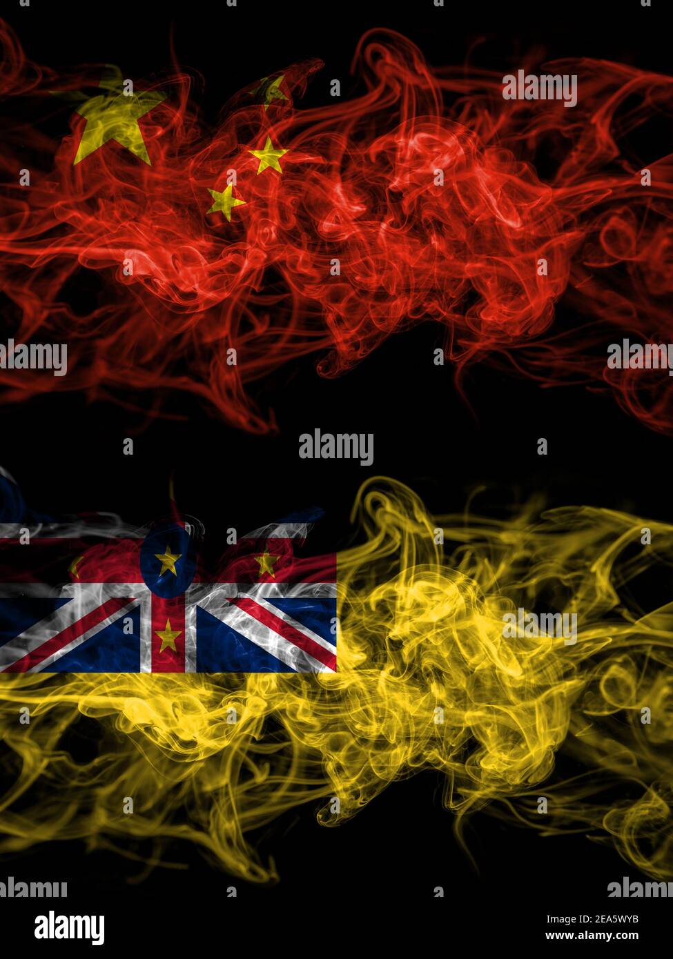 China, Chinesisch vs Neuseeland, Niue rauchige mystische Flaggen nebeneinander platziert. Dick farbige seidig abstrakte Rauchfahnen. Stockfoto