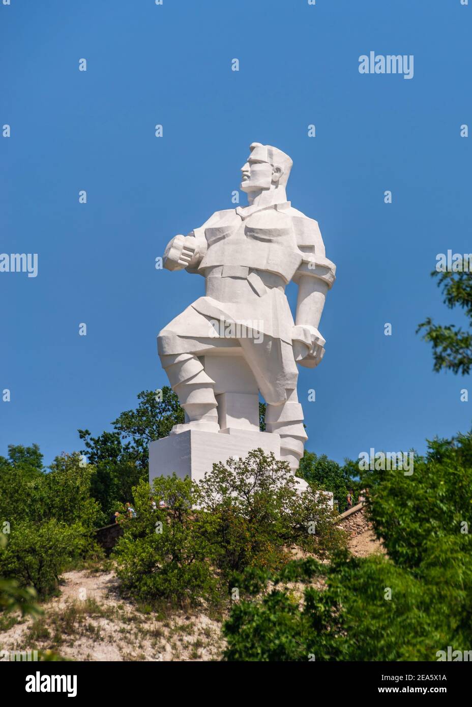 Swjatogorsk, Ukraine 07,16.2020. Denkmal für Artem auf dem Berg über dem Swjatogorsk oder Swjatohirsk lavra an einem sonnigen Sommertag Stockfoto