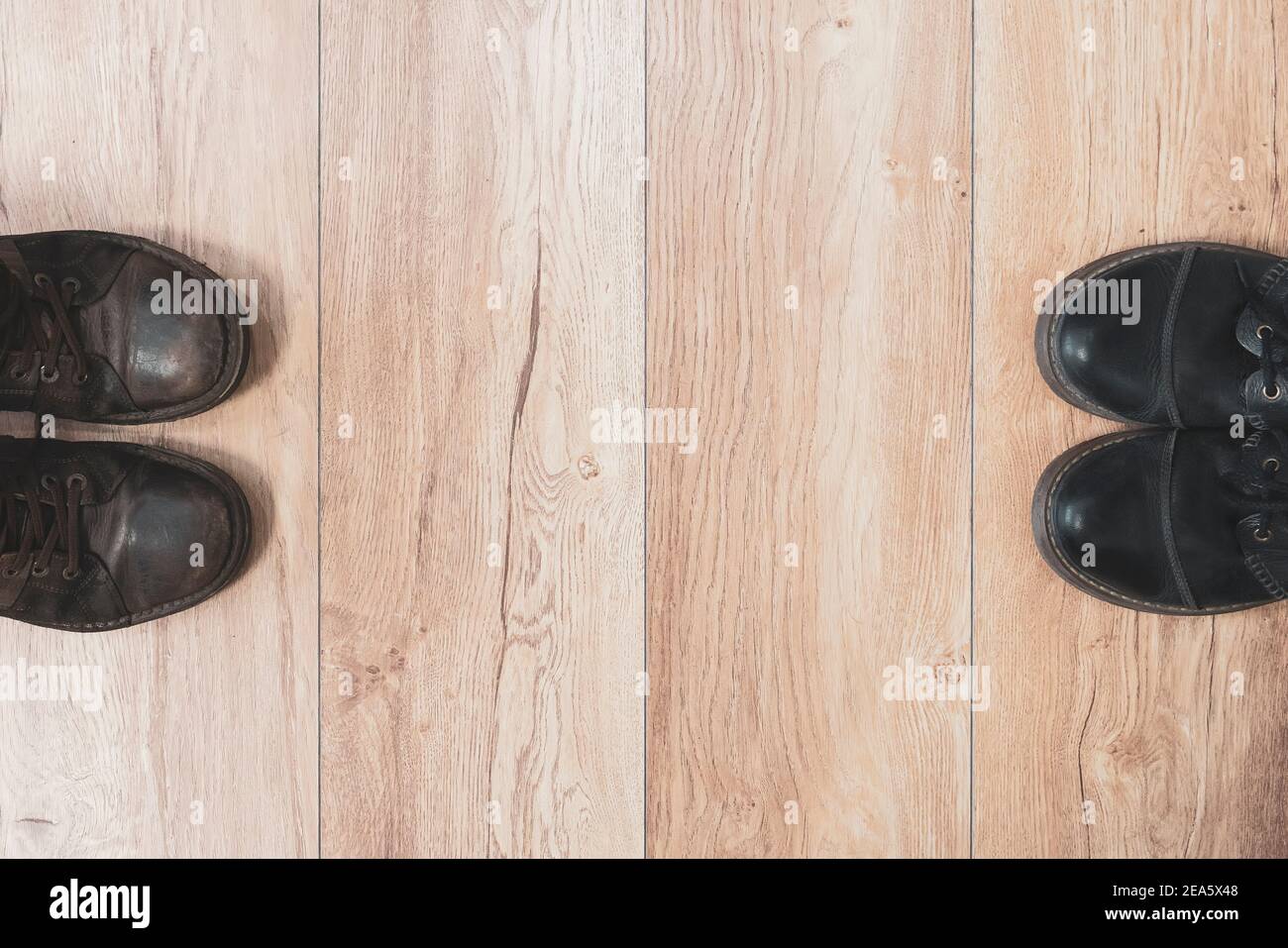 Das Konzept der sozialen Distanzierung. Schuhe auf dem Boden. Gefährliche Entfernung. Verletzungen des persönlichen Raumes. Leerraum für Text und Gestaltung Stockfoto