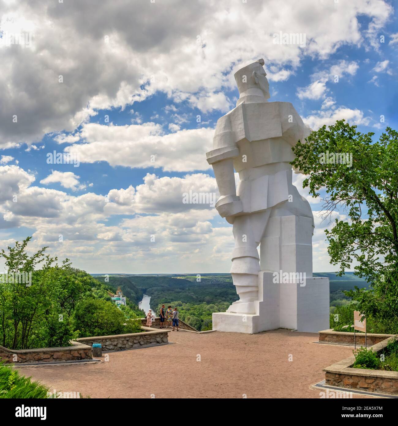 Swjatogorsk, Ukraine 07,16.2020. Denkmal für Artem auf dem Berg über dem Swjatogorsk oder Swjatohirsk lavra an einem sonnigen Sommertag Stockfoto