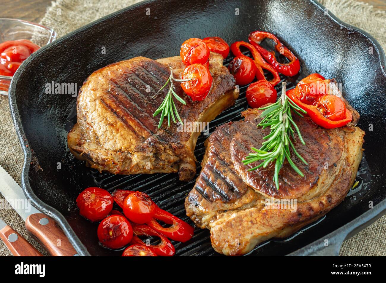 Frisches, saftig gebratenes rotes Fleisch auf Grillstift, mit Gewürzen ...