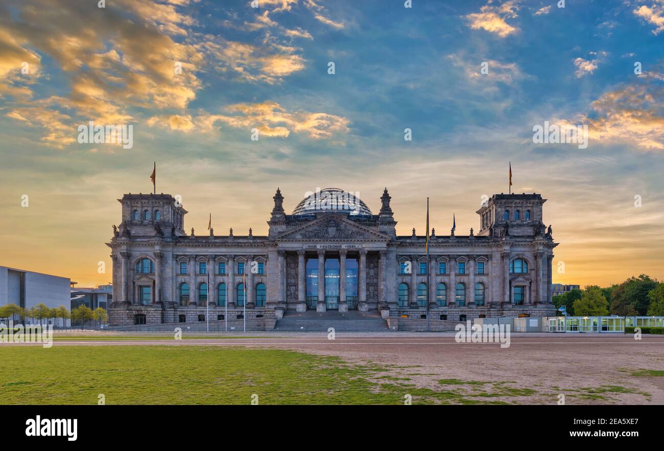 Berlin Deutschland, Sonnenaufgang City Skyline am Reichstag Deutschen Parlamentsgebäude Stockfoto