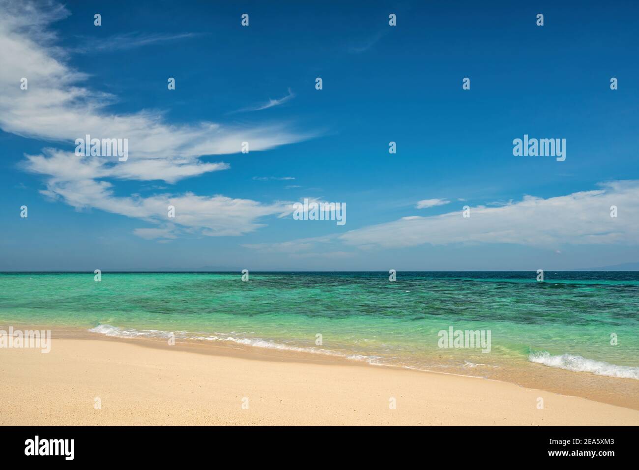 Tropische Inseln Blick auf Ozean blaues Wellenwasser und weißen Sandstrand, Naturlandschaft in Thailand Stockfoto