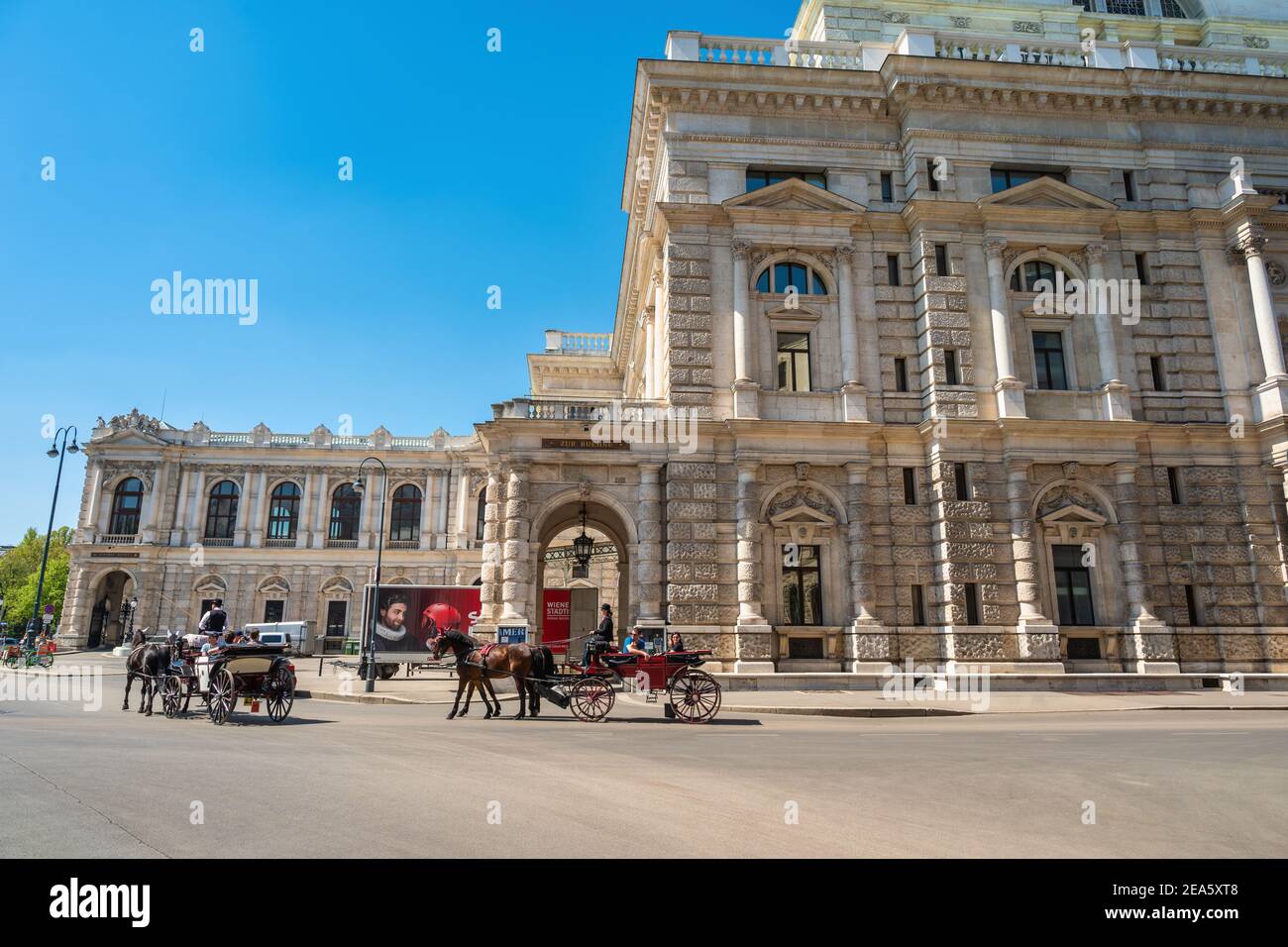 Wien, Österreich - 21. April 2019: City Skyline am Burgtheater mit Pferdekutsche Stockfoto