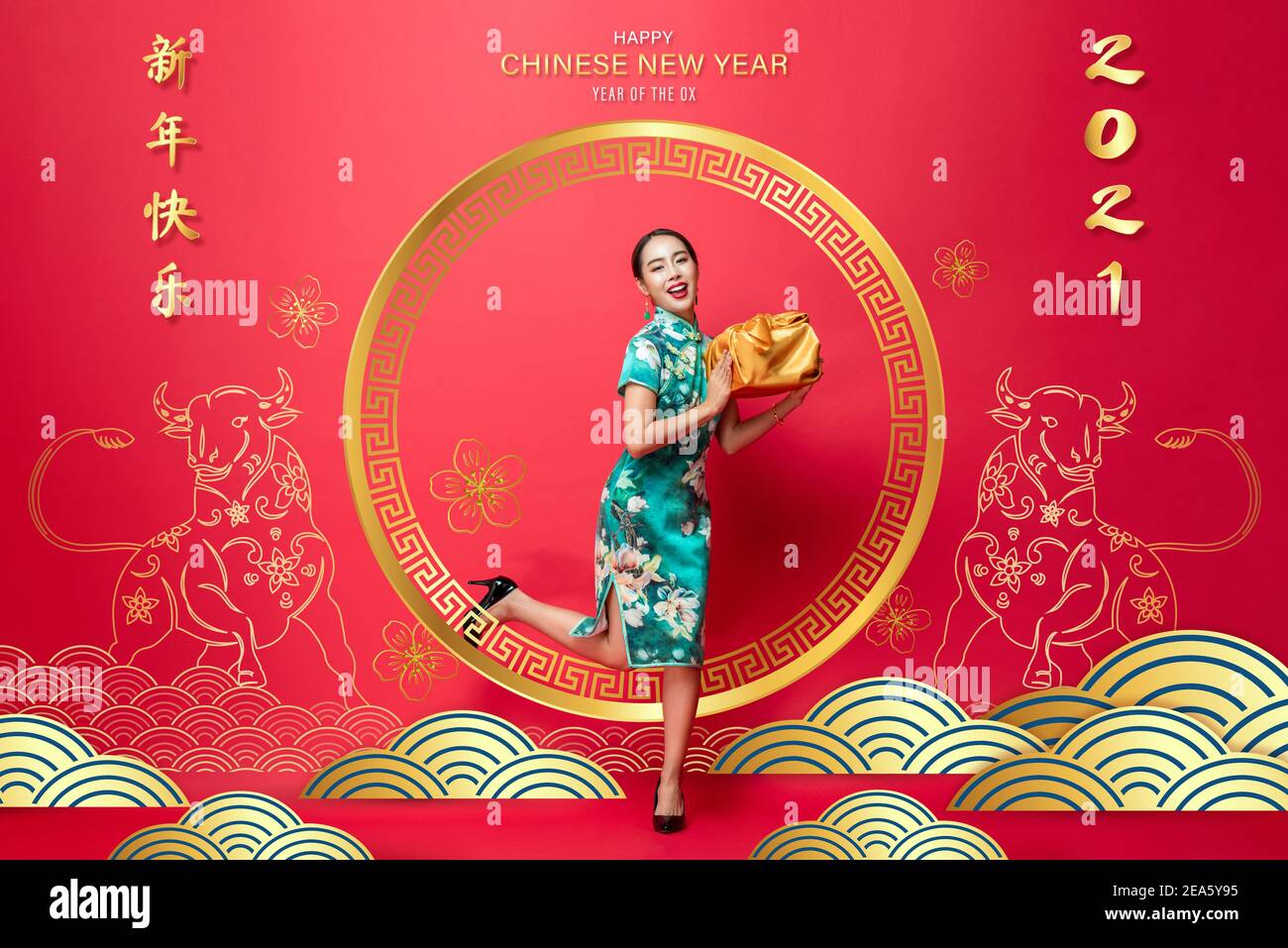 Glückliche asiatische Frau in traditionellen Cheongsam Kleid hält Gold-Paket auf rotem orientalischen Hintergrund für 2021 Jahr des Ochsen, übersetzt Fremdtext als C Stockfoto