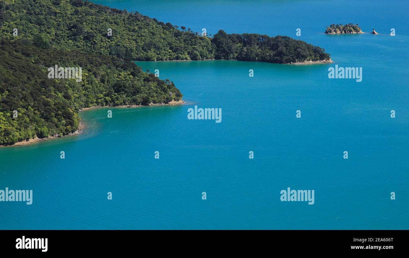 Türkisfarbenes Wasser eines Fjords in den Marlborough Sounds. Stockfoto