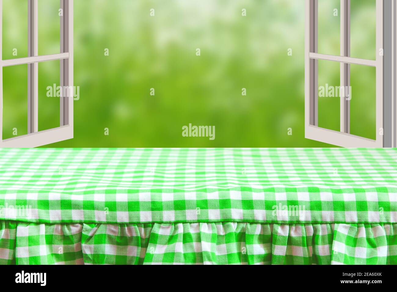 Leeres Tischprodukt. Leerer Holzdecktisch mit einer grün weiß karierten Tischdecke über abstrakt verschwommener natürlicher Kulisse. Platz für Ihre Fotolia Stockfoto
