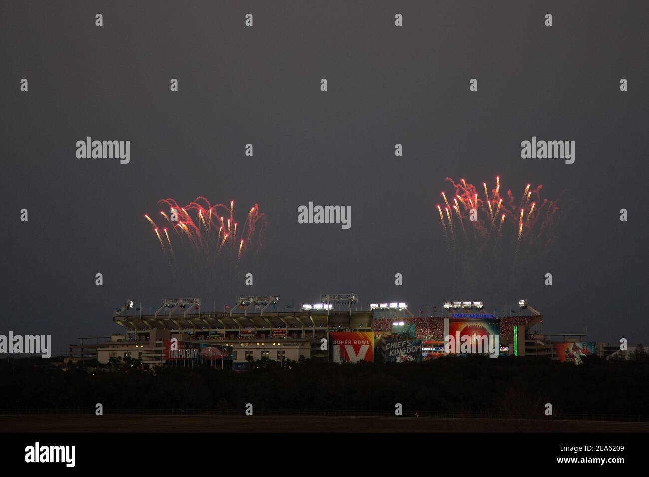Tamps, Florida, USA. 7th. Februar 2021. Ein allgemeiner Blick auf das Feuerwerk im Raymond James Stadium, bevor die Tampa Bay Buccaneers und Kansas City Chiefs im Super Bowl 55 nach der Nationalhymne spielen. (Kim Hukari/ Image of Sport) Foto via Credit: Newscom/Alamy Live News Stockfoto